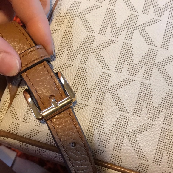 Large Micheal Kors backpack - Picture 6 of 7